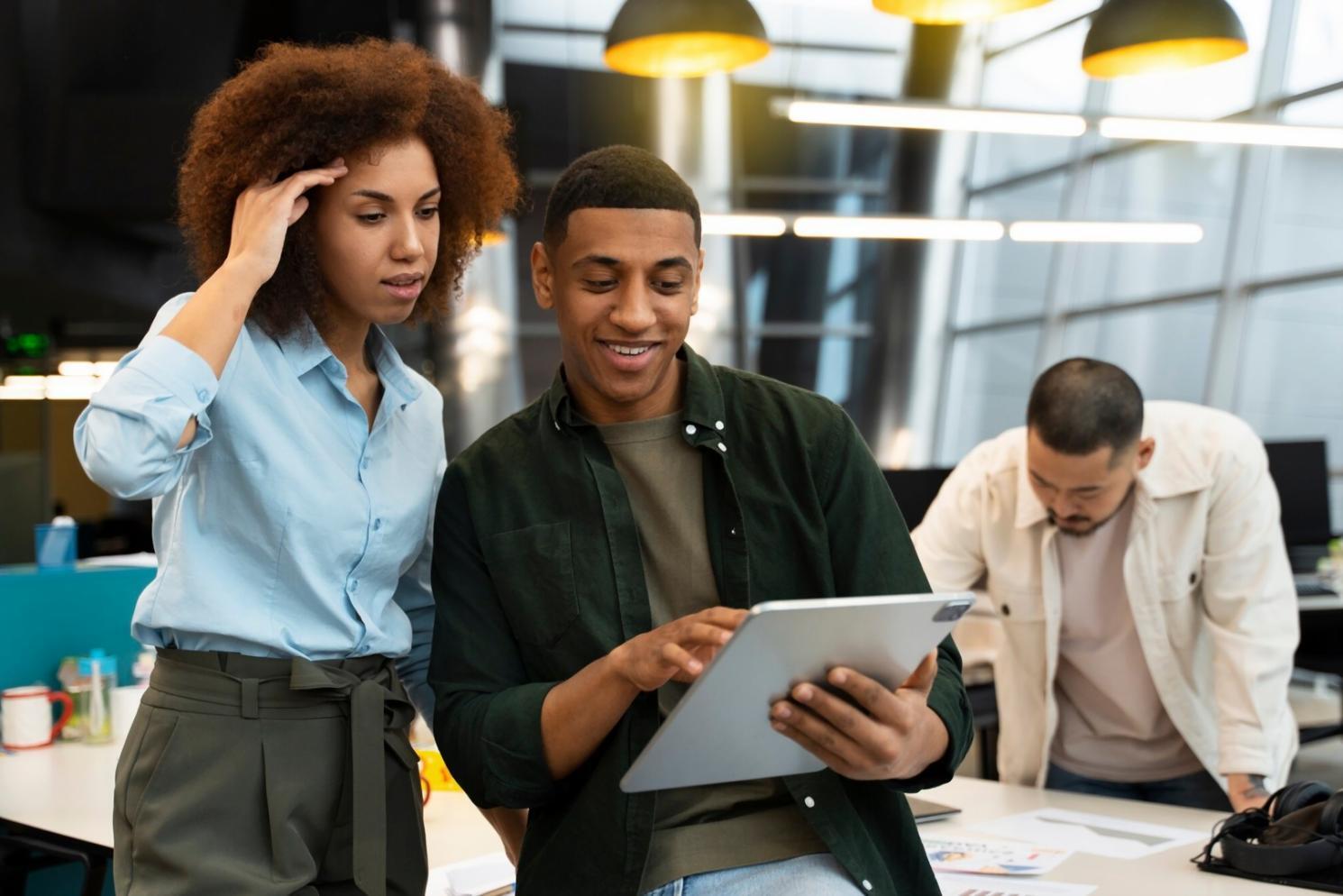 Étudiants travaillant sur des projets de recherche de mots-clés